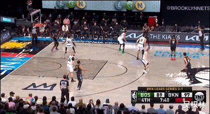 詹姆斯·哈登|令人绝望！同一位置狂飙三分，三巨头轮番轰炸，这谁顶得住？