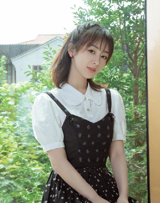 明星|杨紫新剧视频路透，拍戏时稳重大方，一跑就原形毕露了！