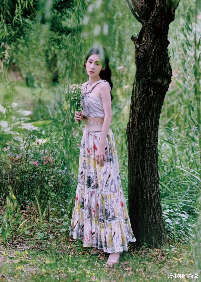 连衣裙 马尾辫搭配连衣裙真的好美，张碧晨这一次造型减龄又少女风