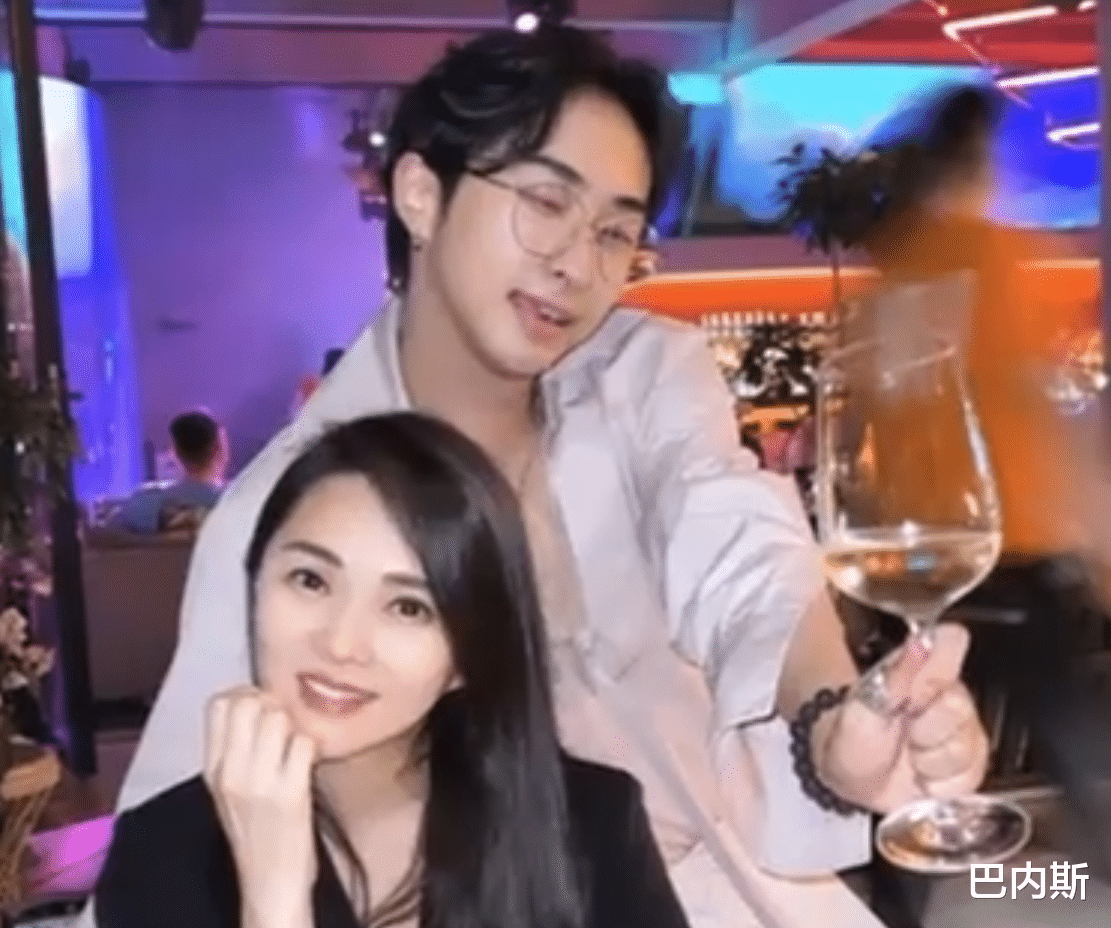 祖峰|庾澄庆儿子穿女装扮人妖，去了一趟国外，也故意化妆成眯眯眼