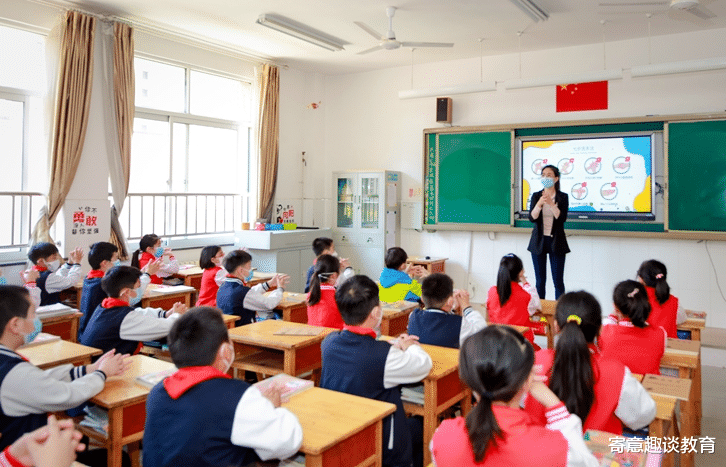 大学|解聘辞退！教师冒险有偿补课信息被举报，学校却回应只是临时工？