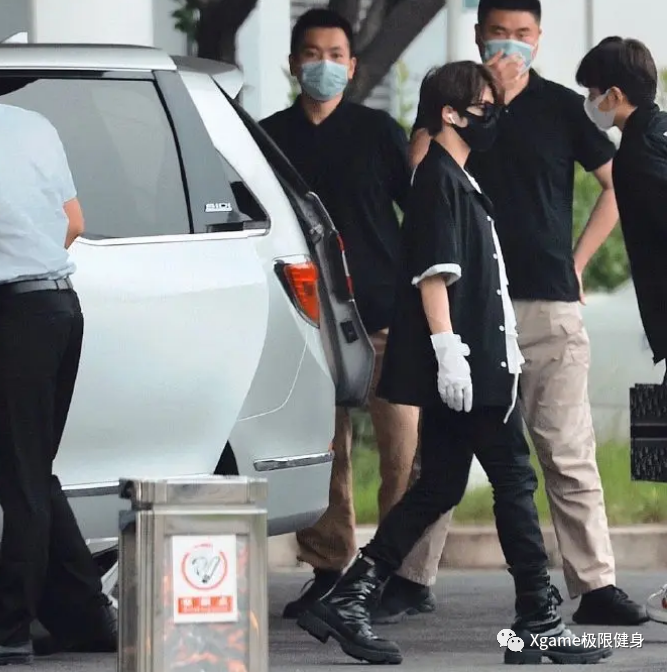 眼线|越来越精致的小鲜肉们：戴手膜、画眼线，比女生更在乎形象