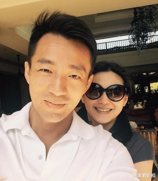 黄晓明|明星家庭晒新年全家福：陈小春王祖蓝二胎曝光，黄晓明夫妇很意外