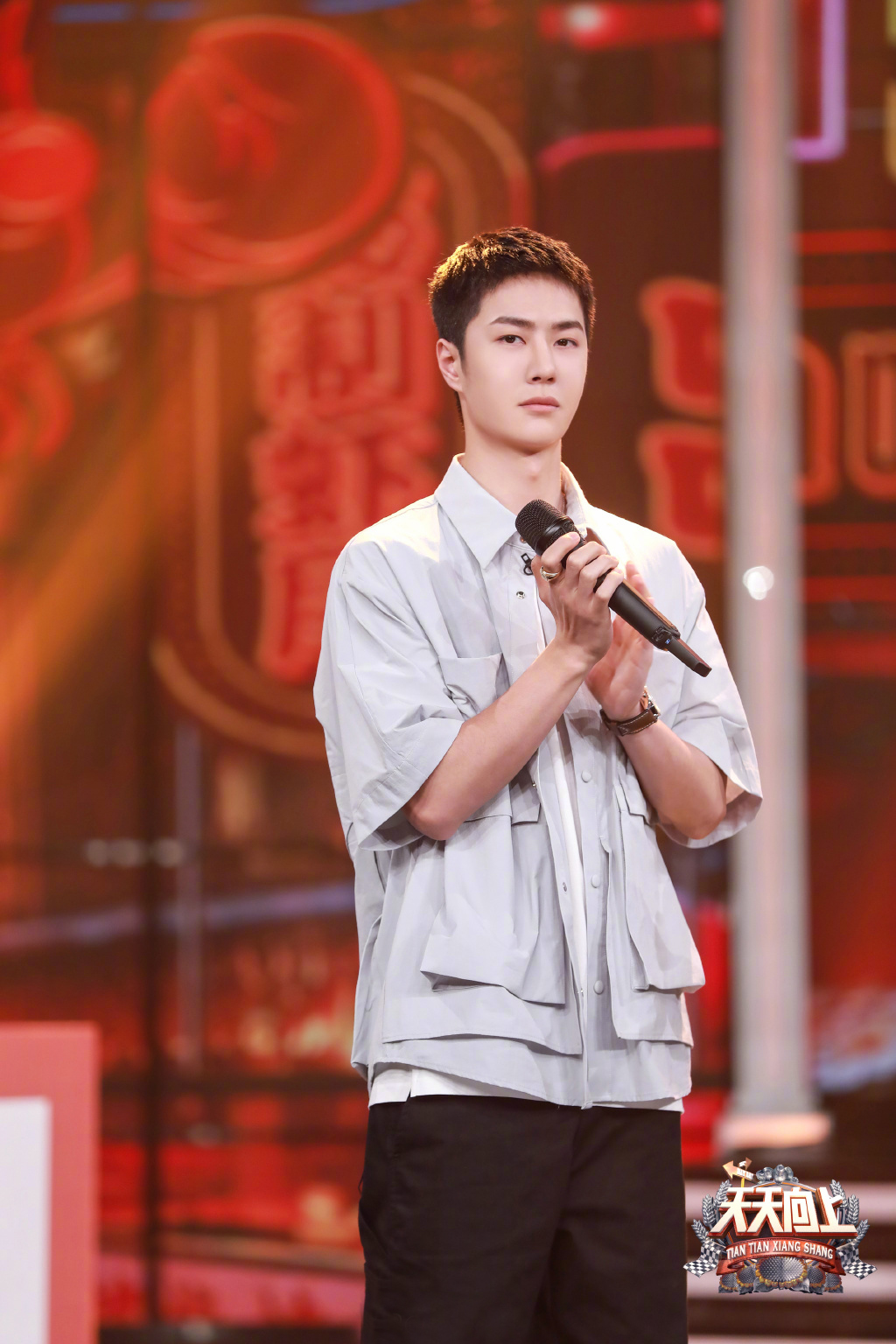 穿衣搭配|王一博时尚气质真好，短发+女装也毫无违和感，这样穿潮男范十足