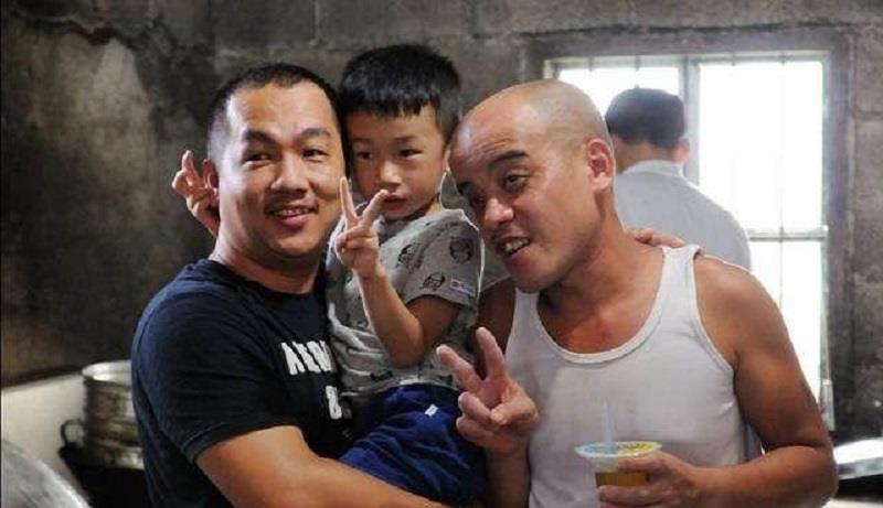 两天一夜|曾经的网红“光头强”：住别墅、娶娇妻，如今生活落魄的让人心疼