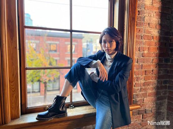 钟嘉欣|真替钟嘉欣捏把汗!走TVB颁奖红毯就穿西装,搭透视装众女星成陪衬