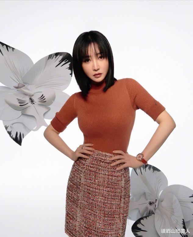 峨眉山周美人|柳岩真是放得开，穿吊带流苏裙不遮掩好身材，曲线玲珑让人羡慕