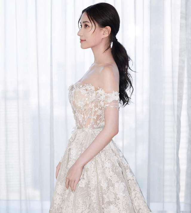 何超莲|何超莲晒出零钱余额，数字让人难以想象，和窦骁看似好事将近