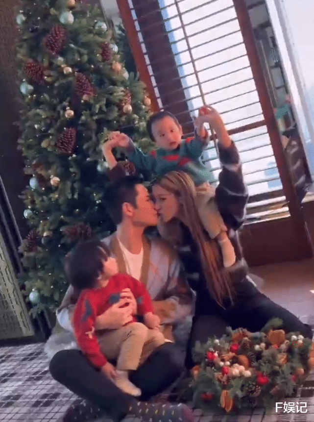 郑嘉颖|郑嘉颖一家四口开心过圣诞 夫妻俩在儿子们面前甜蜜嘴对嘴亲吻