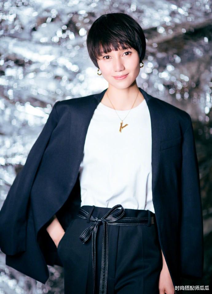 时尚搭配师瓜瓜|?40岁女人就别乱穿了，学袁泉这样穿，一件白T恤也能穿出高级感！