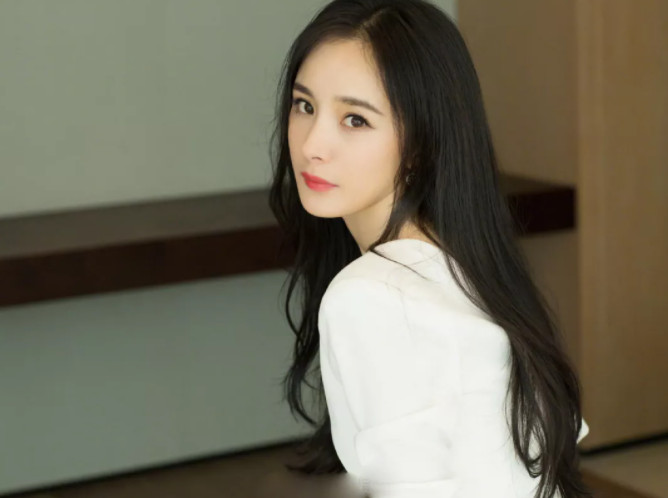 灵熙说珠宝|辣妈杨幂，身材一绝，少女感十足