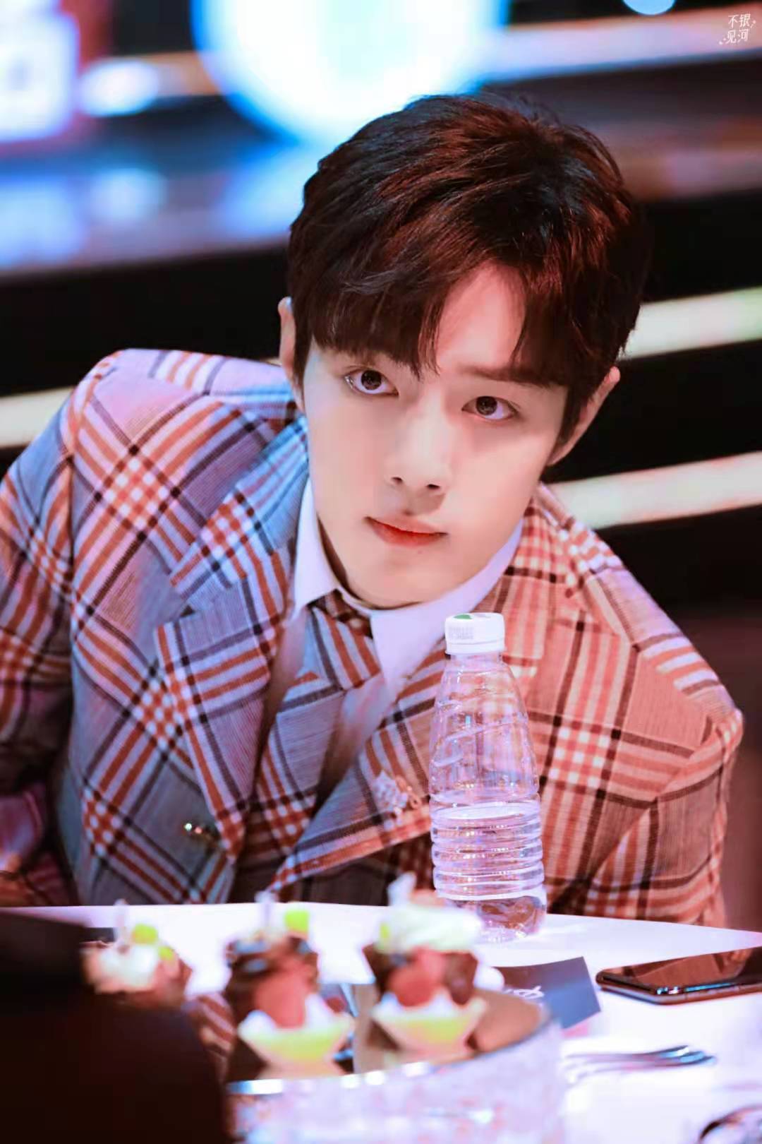 肖战|肖战被剧组临时压番？顶流陷入番位撕扯，官博两小时掉粉十万