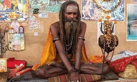 印度苦行僧敘述其78年水米未進，偷偷安裝的攝像頭，暴露背後真相-圖2