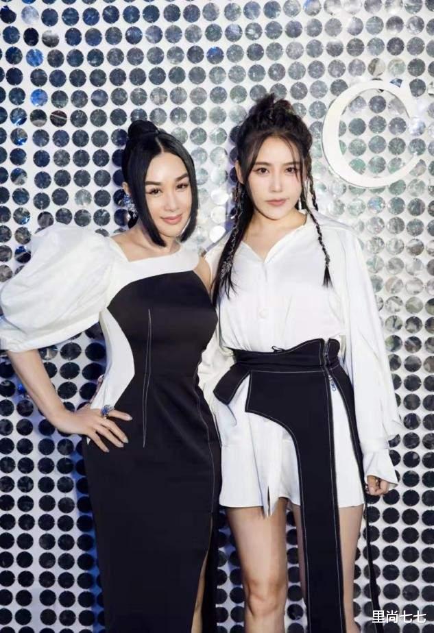 钟丽缇|周海媚罕见现身秀场,不做发型成全场最朴素,同框钟丽缇像隔辈人