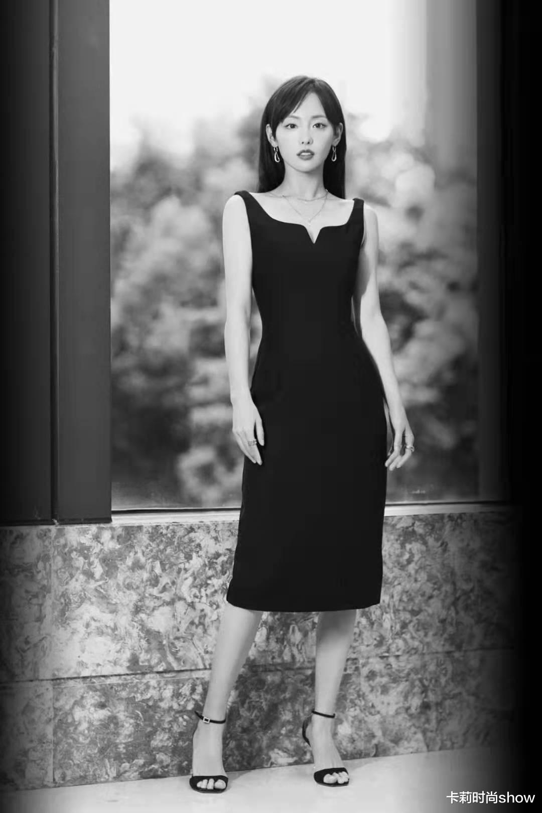 卡莉时尚show|34岁张嘉倪终于肯扮贵妇，穿一身白却很显贵气，效果时髦又有气场