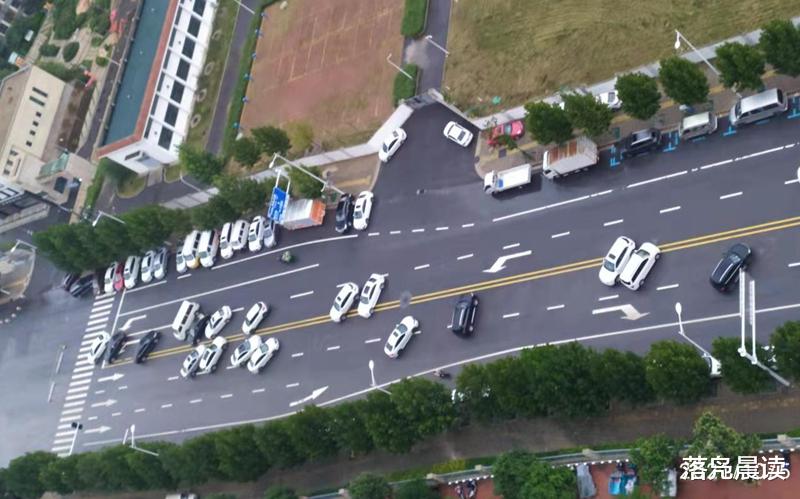 小姐姐 郑州一秒入冬 大街上有人瑟瑟发抖 有人穿上了棉衣