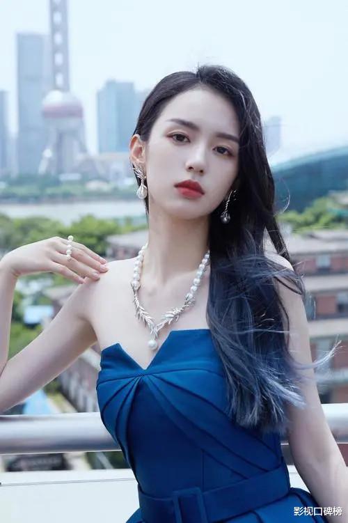 张婧仪|周也和张婧仪神撞脸，95后双强小花，谁的发展路线更好？