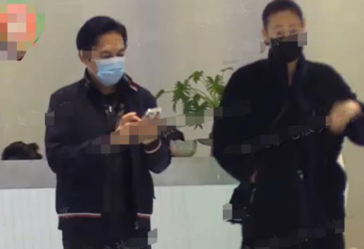 李健|梁朝伟路边等车被偷拍！两个女助理贴身陪同，穿着低调无一人认出