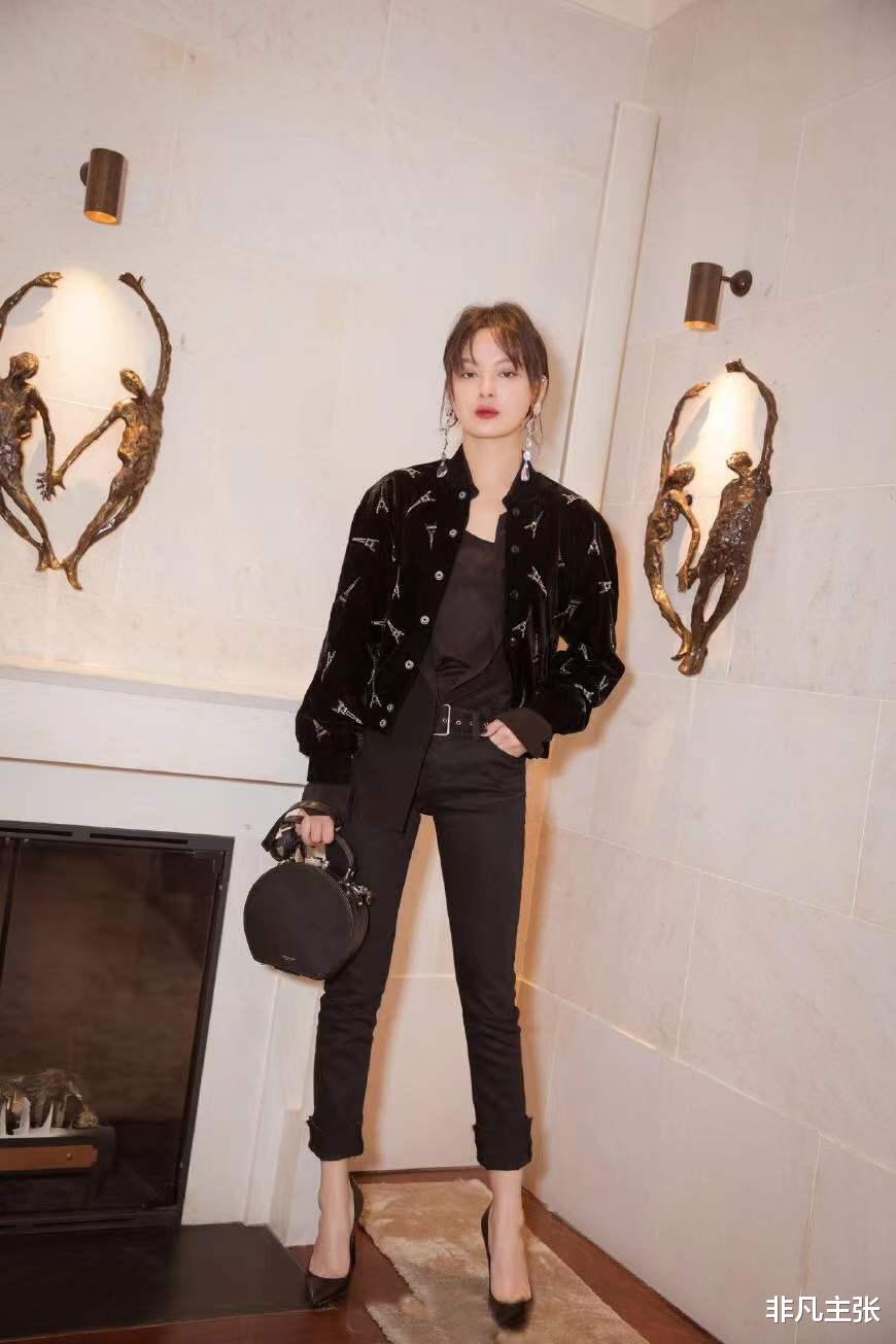 穿衣搭配|职场搭配教科书”辛芷蕾,黑白针织外套搭配紧身裤,清新优雅