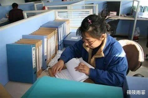 筱筱雨菲 为什么开锁师傅把别人门打开以后尽量不往屋内看，有什么讲究吗？