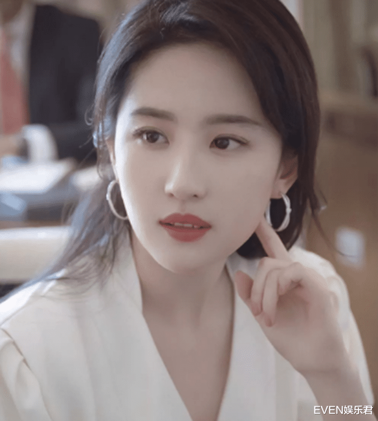 李小璐|网友曝刘亦菲5岁集体照，胖乎乎的圆脸，穿的裙子暴露父母品味