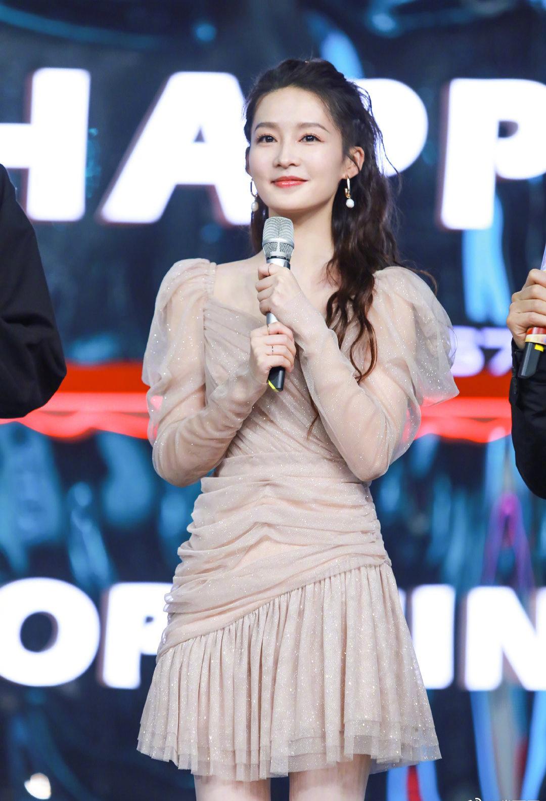 李沁|李沁真是仙女本仙,穿裸色轻盈网纱裙甜美又高级,微卷发更显精致