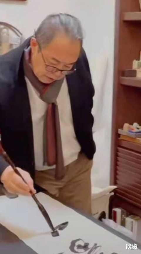 张铁林|63岁张铁林近照曝光，白发苍苍老态明显，与小8岁女友法国安度晚年