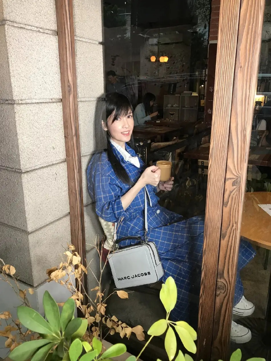 全球时尚号|“冻龄女神”周慧敏，穿绿色格纹裙如少女，“婴儿”肌太令人羡慕