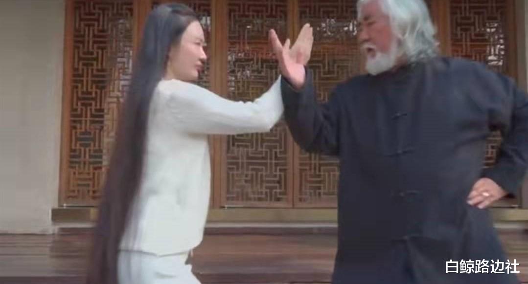 张纪中|70岁张纪中携妻子打太极！小31岁杜星霖小腹微凸，二胎女儿才一岁