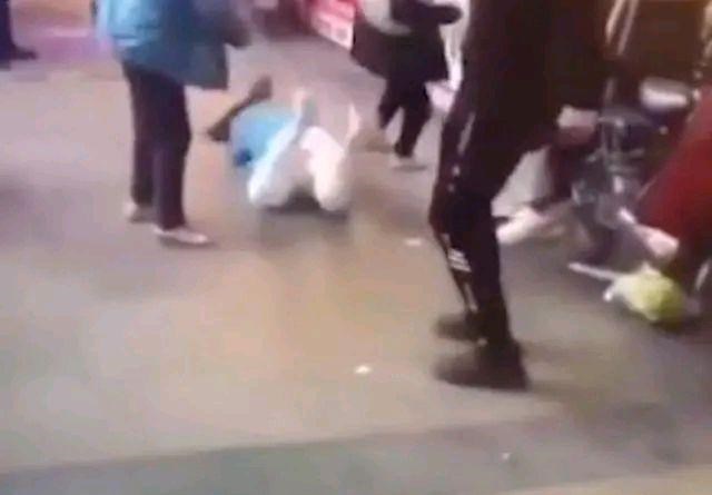 依科育儿吧 南京一女子吃排骨磕掉牙,向商家索赔5000元,一审二审均败诉