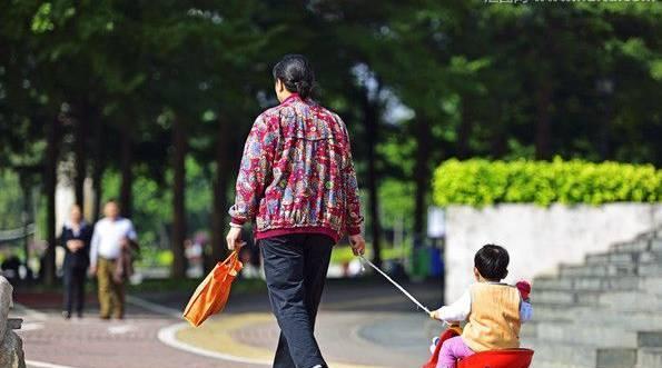 小雪妈妈育儿|“爸妈一走，爷奶松手”，老人假带娃盛行，90后父母压力太大了