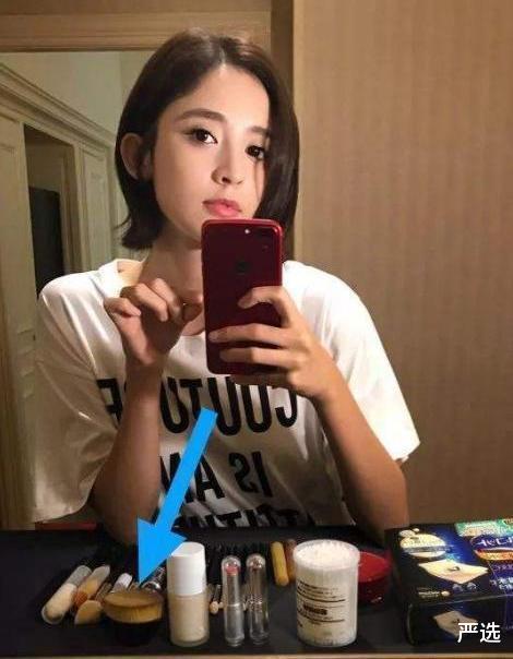 底妆 离开了精修的女星会怎样？卡粉浮粉妆容不匀，高颜值也拯救不了