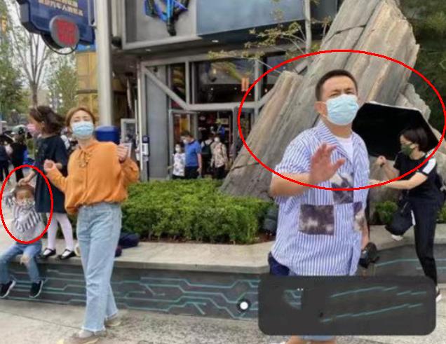 黄磊|孙莉一家被偶遇，多妹长腿抢镜，三胎儿子的长相与黄磊如复制粘贴