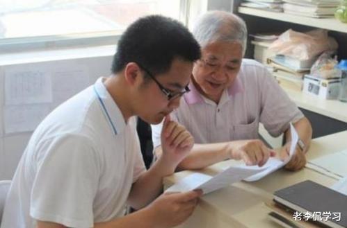 老李侃学习|退休教师开补课班被家长举报，发挥余热竟成错，教育局给出回应