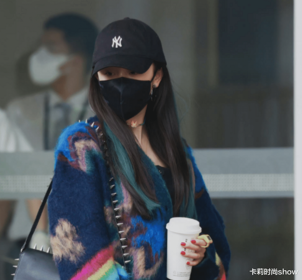 卡莉时尚show 杨幂为显腿长拼了，穿羊毛开衫配吊带小短裙，不知道是冷是热