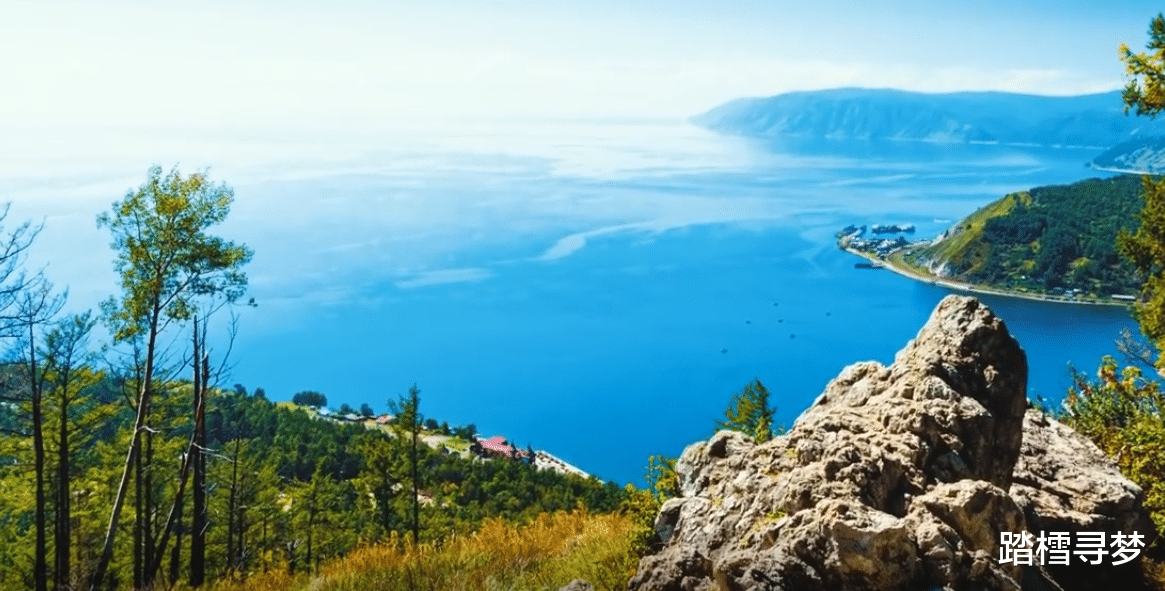 火山 在地球上最咸的地方，地面看起来像一面镜子