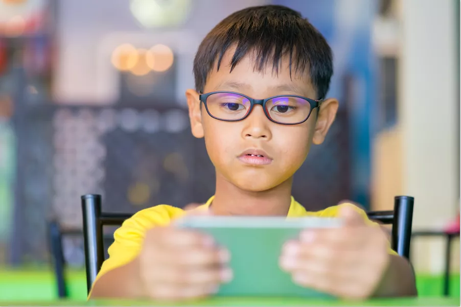 爱眼小护士华华 配眼镜时，该怎么选择适合自己的功能性镜片？