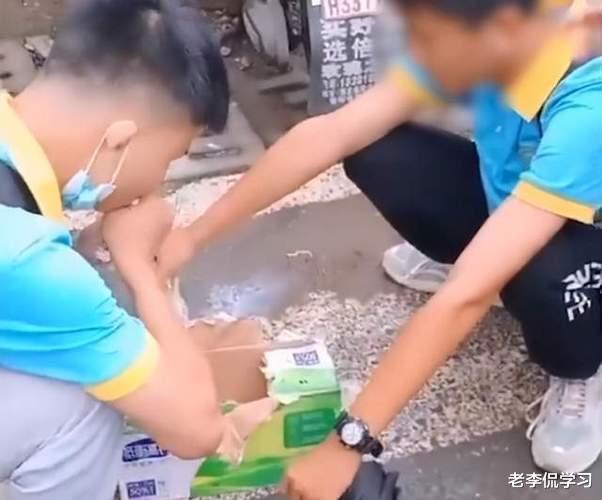 老李侃学习|两个学生蹲在校门口喝完“半箱奶”，网友直言：牛奶还分校内外？