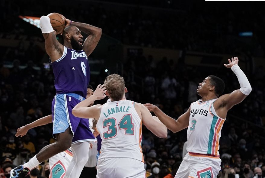 勒布朗·詹姆斯|都瞎嗎？什么是詹姆斯獨木難支，威少的30+7+4一文不值唄