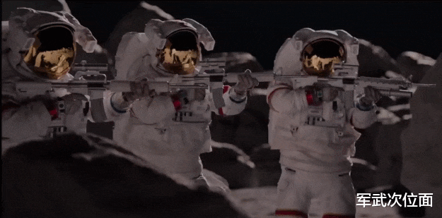 载人航天 当星球大战正式开始时，宇航员是使用AK47还是电磁炮？