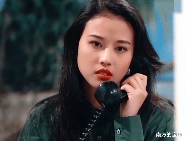 周海媚|55岁周海媚直播被催婚，网友：“女神老了，太可怕了”