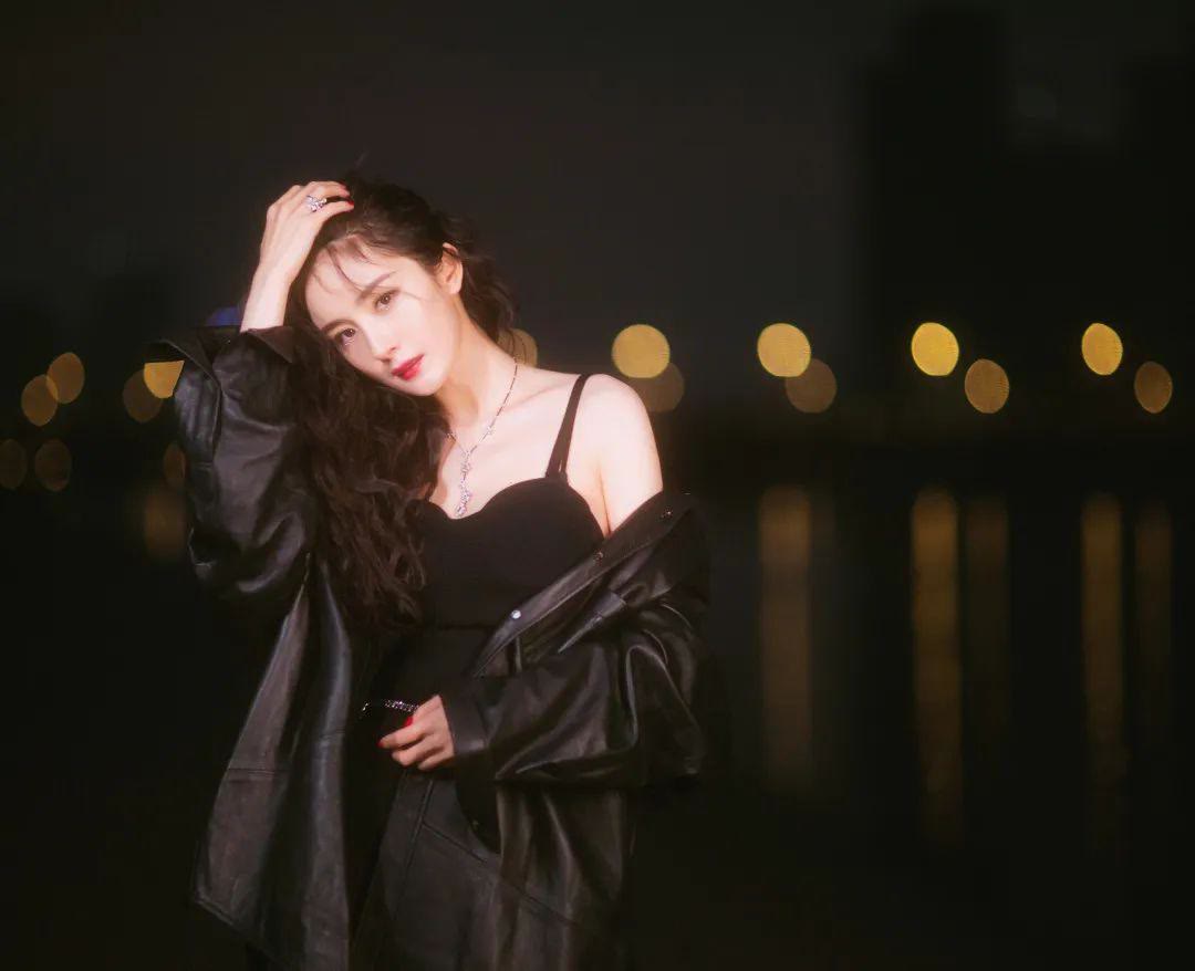 时尚圈的奇葩大喵|拍不出好看初秋夜景美照？巧用灯光和背景，暗夜也能拍出时尚大片