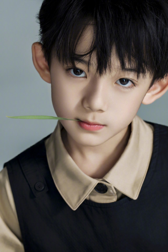 于正|于正眼光真有“毒”，本以为许凯的颜值是一绝了，没想到8岁的他才是神颜