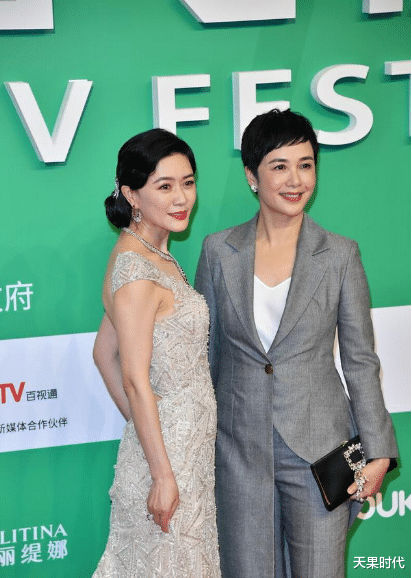 天果时代|蒋雯丽真会穿，巧用西装掩身材，与小9岁的田海蓉同框像同龄