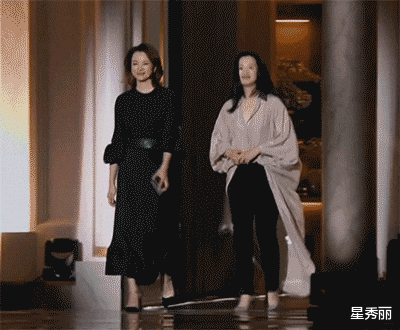 董卿|真正的美是从内而外散发的，董卿和咏梅走出来这一幕太美了！