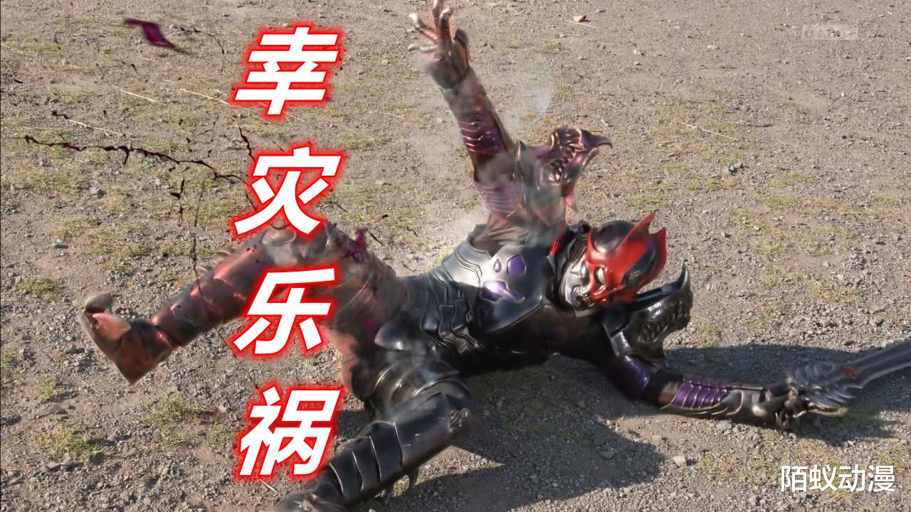 不死鸟|假面骑士圣刃：老乌干掉双剑天灾，魔法书被打烂，不死鸟惨变弱鸡