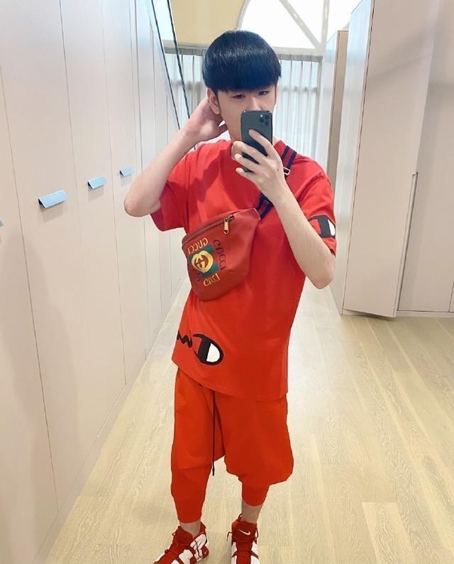 张云雷|德云社张云雷把自己拍成一米五，高调秀被疼爱，衣服都是师娘买的