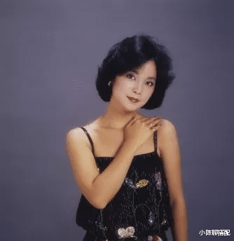 小陈聊搭配 看了邓丽君的时尚造型，突然发现：“再过30年，穿衣也不如她潮”