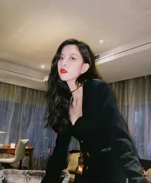 吴亦凡|这女星又漂亮又丑，曾被前男友戴绿帽，穿一身绿讽刺回击