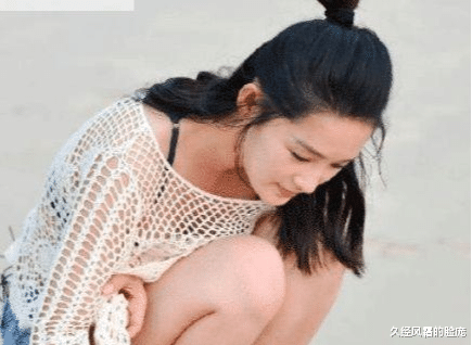 久经风霜的脸庞|李沁的身材有多撩？看她蹲在沙滩上的样子，网友：太美